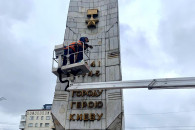 В Киеве демонтируют советскую символику…